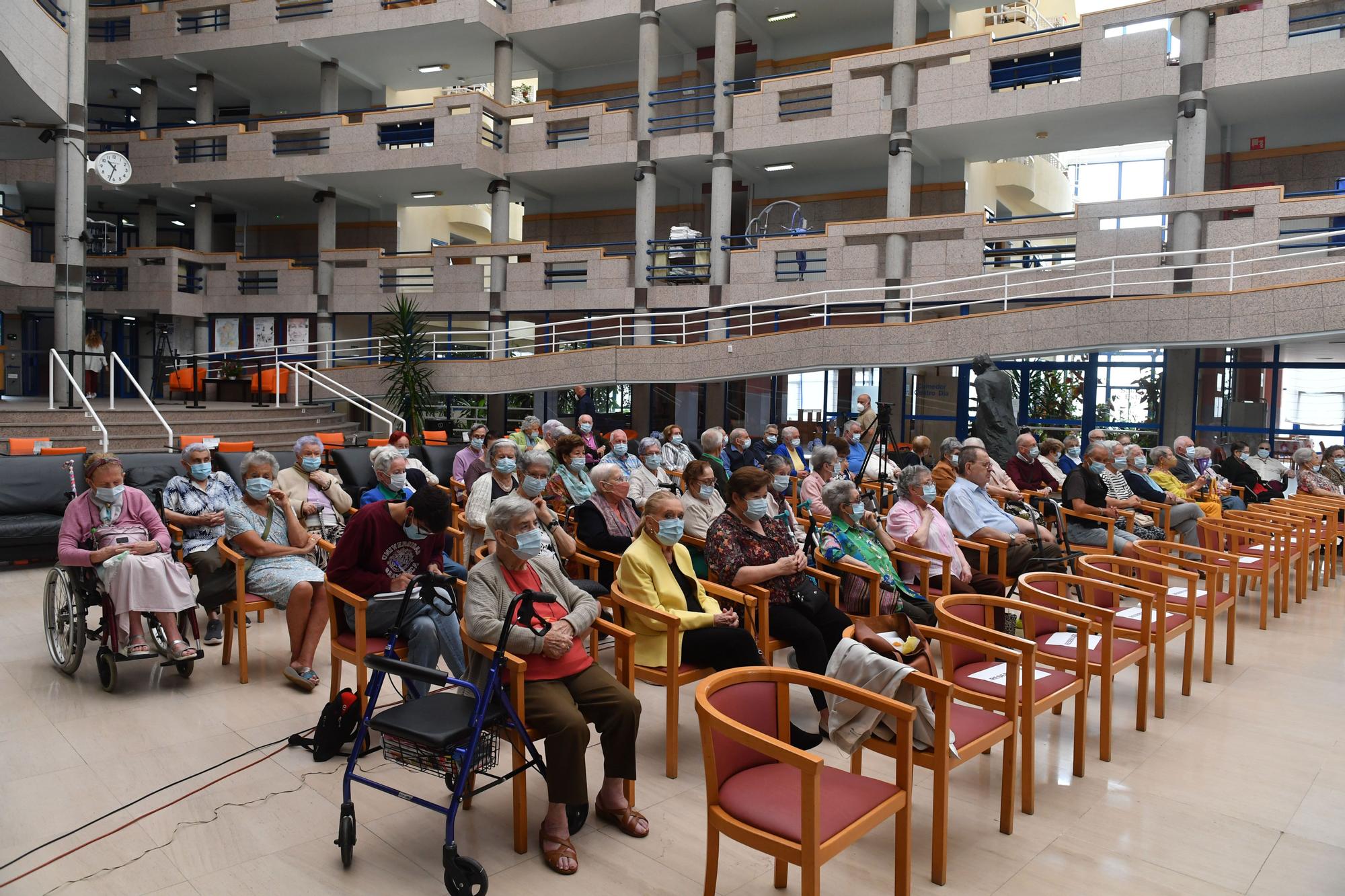 La conselleira de Política Social visita en A Coruña la residencia de mayores Torrente Ballester