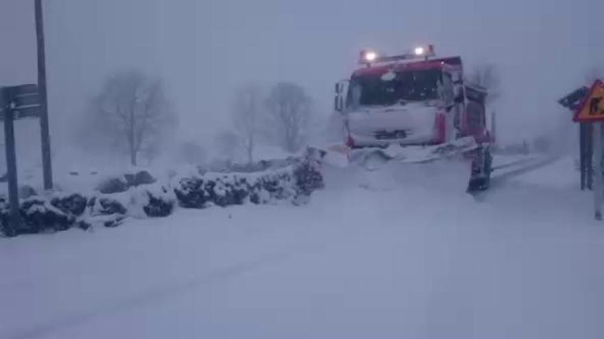 La nieve cubre Barjacoba tras una noche de temporal