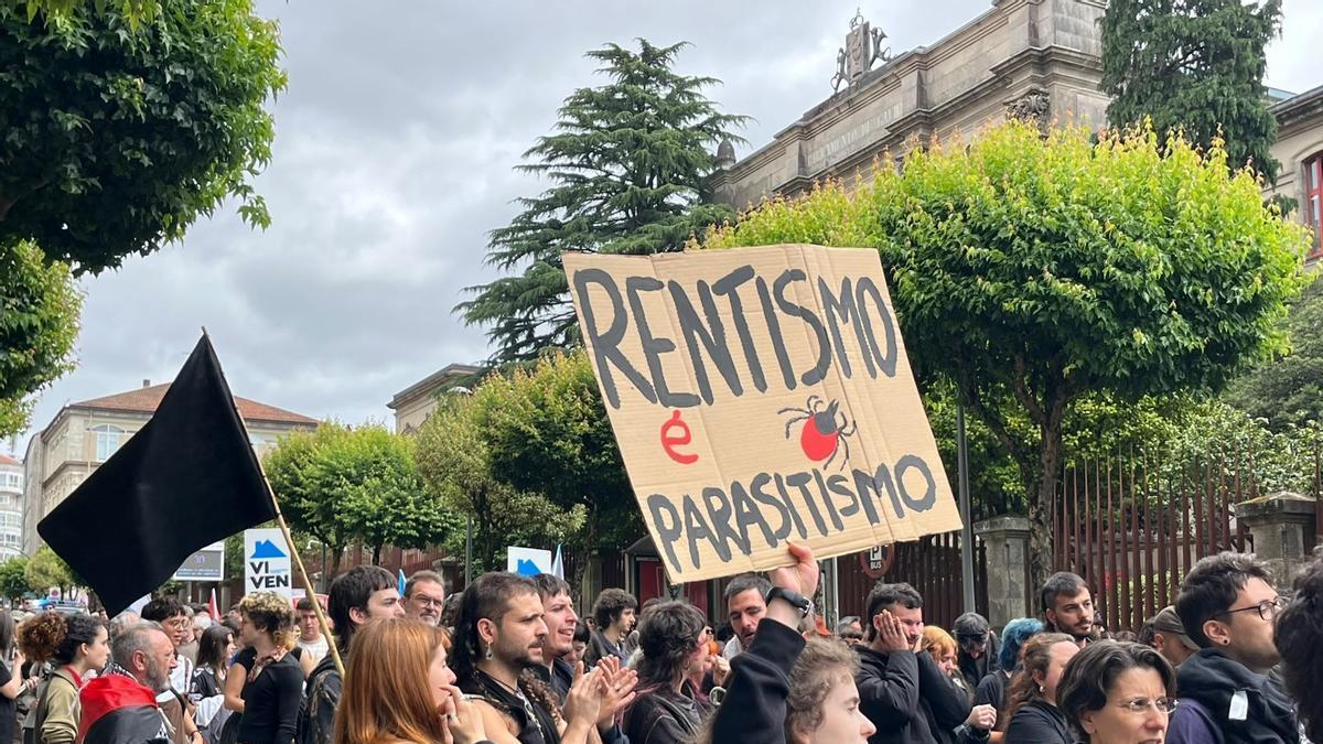Manifestación por la vivienda en Santiago, este sábado, frente al Parlamento de Galicia.