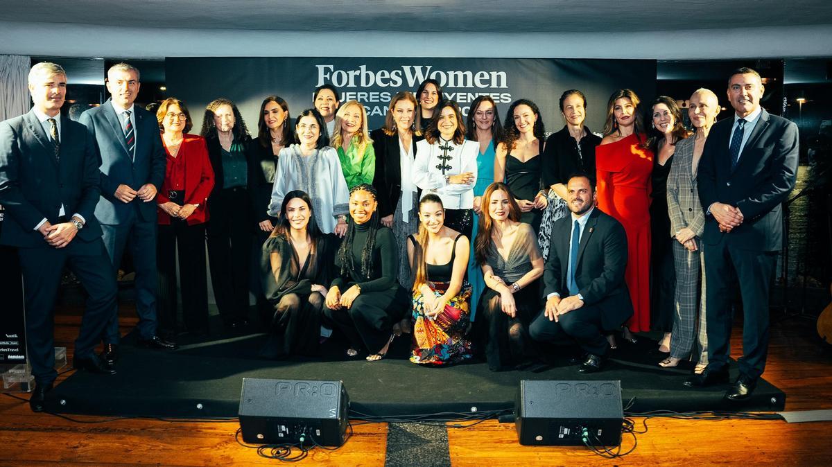 Mujeres influyentes de Canarias de la primera lista Forbes, junto a autoridades de Lanzarote y Gobierno de Canarias.