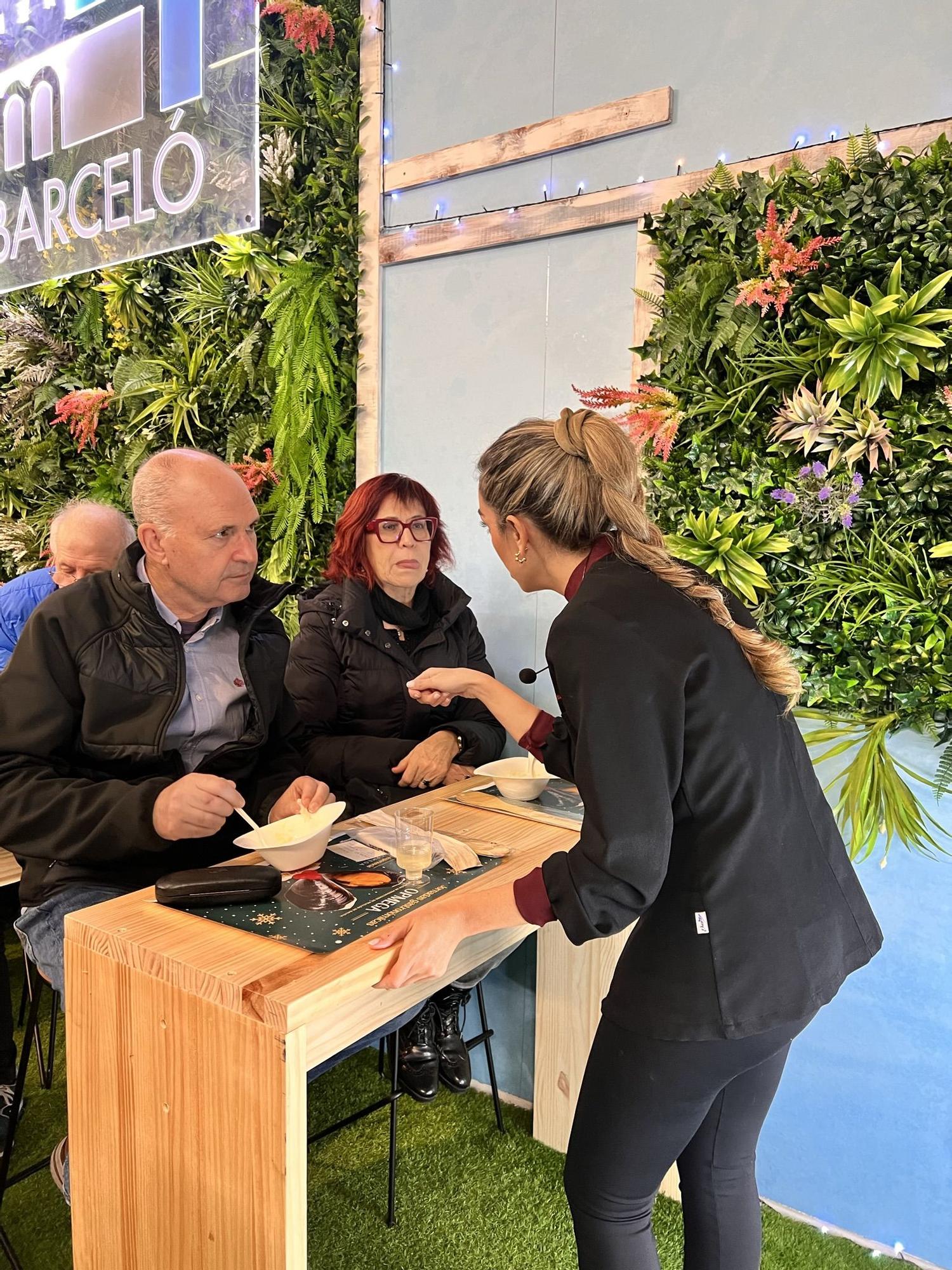 Así es la promoción del mejillón gallego que realiza Opmega en el Mercado Barceló de Madrid.