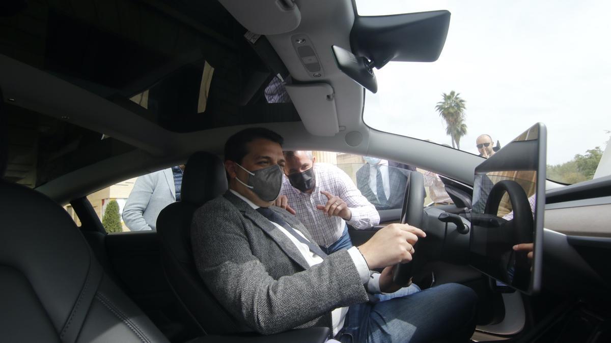 El alcalde prueba uno de los Tesla.