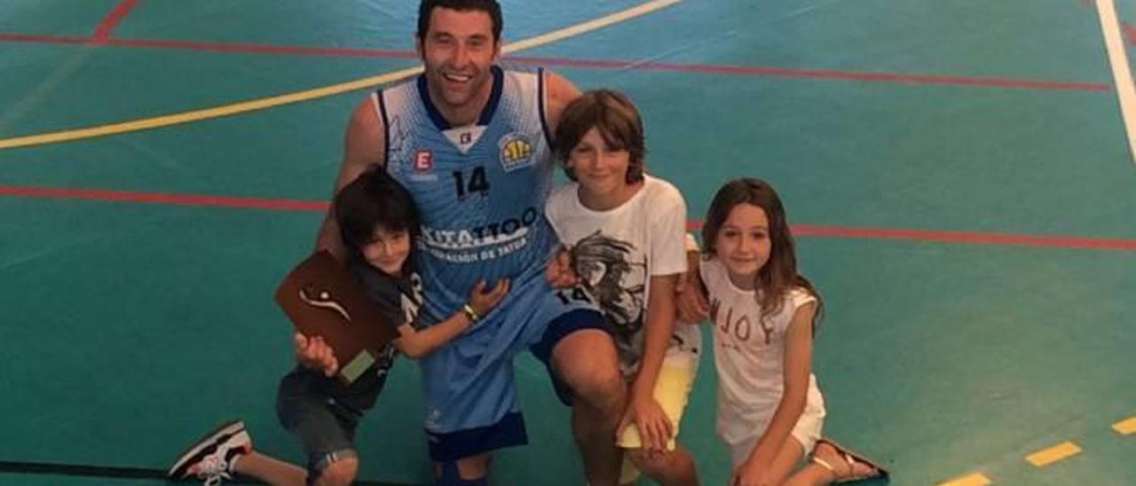 Miquel Llompart posa junto con sus hijos este pasado domingo en la pista del Bunyola y con la camiseta del Son Servera.