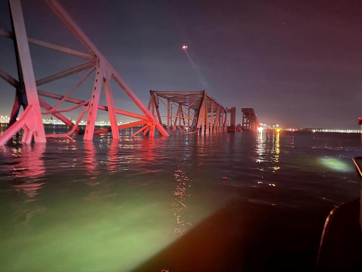 Un barco carguero  impacta contra el puente Francis Scott Key en Baltimore