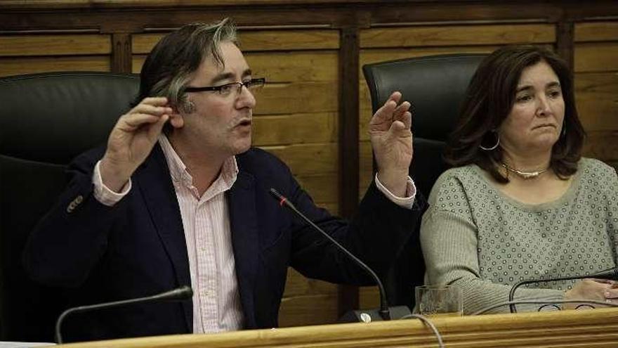 Pablo González, junto a su compañera Sofía Cosmen, en el Pleno.