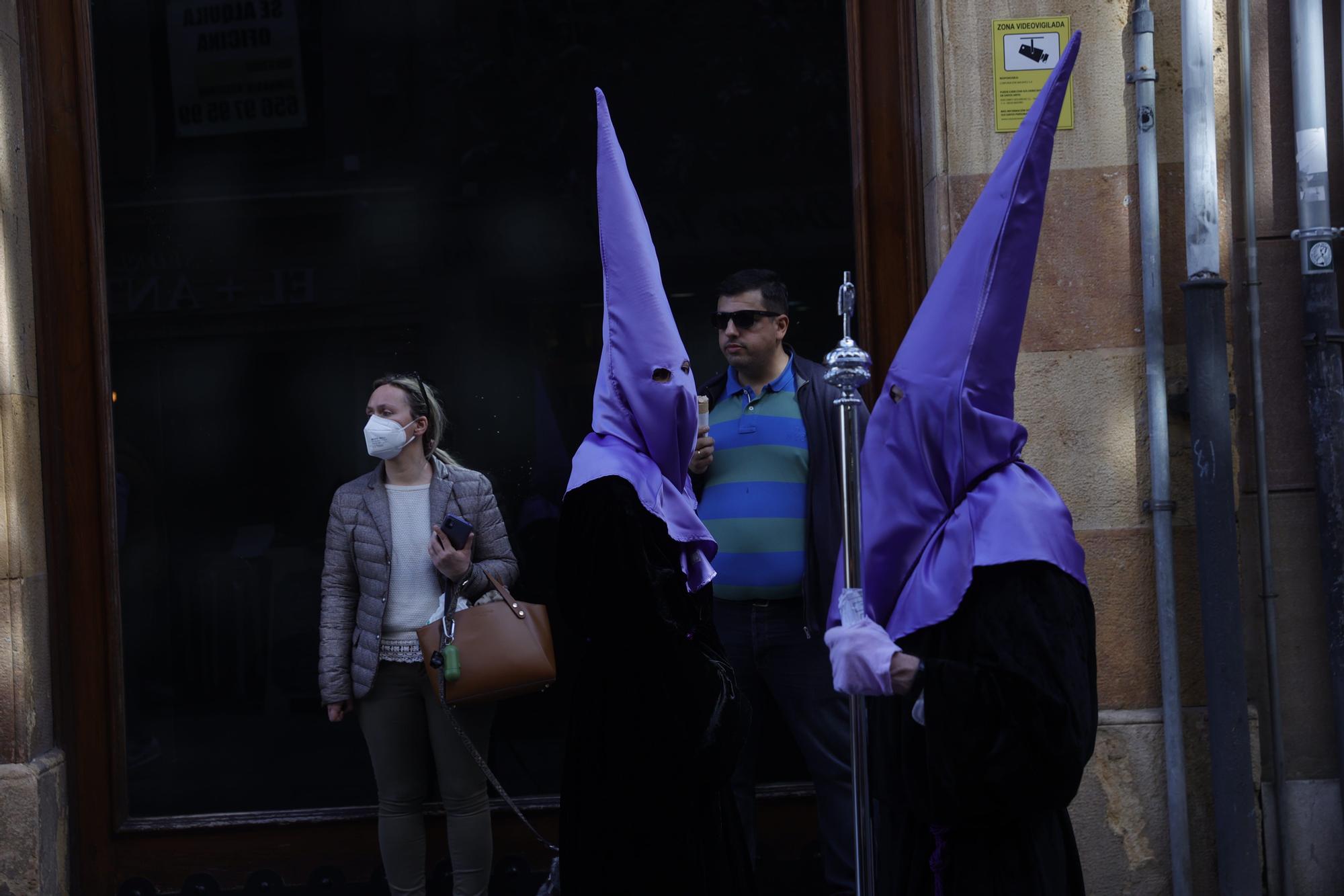 EN IMÁGENES: Así fue la procesión de la Soledad en la Semana Santa de Oviedo