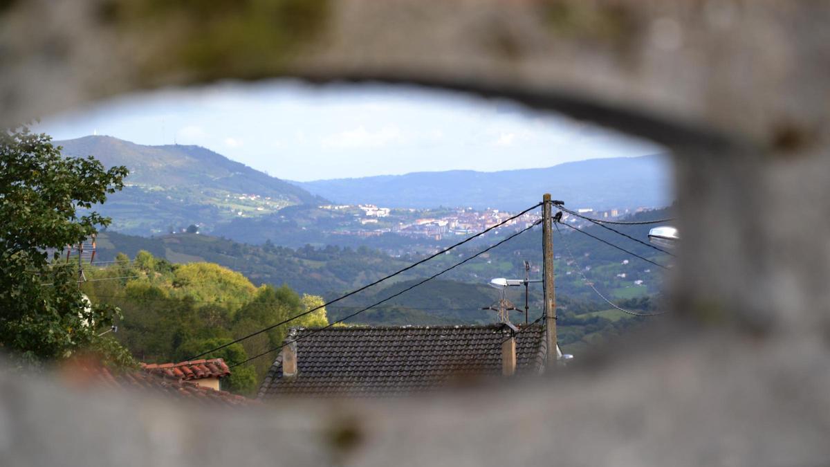 Al fondo, algunas casas de Oviedo vistas desde uno de los pueblos con cortes de suministro de agua.