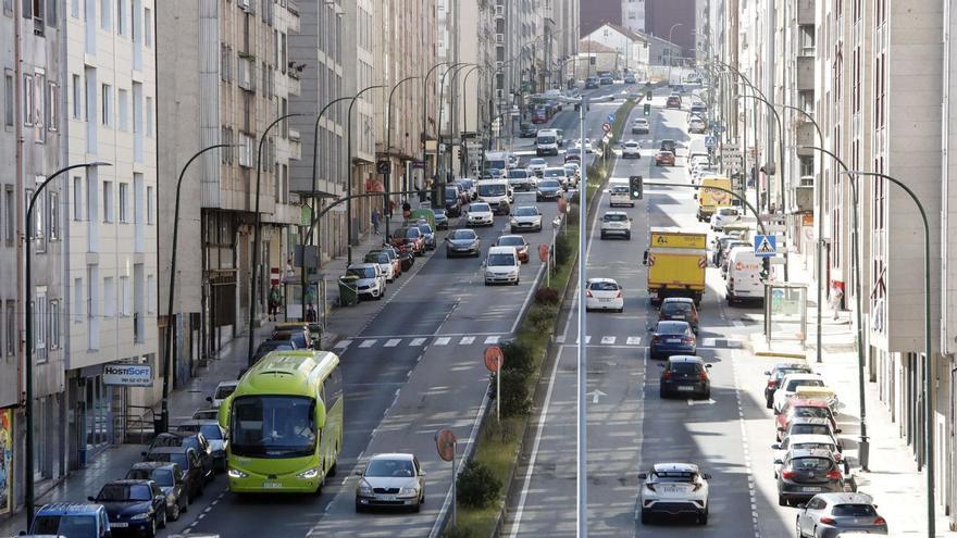 Tráfico en la travesía principal de Milladoiro, la avenida Rosalía de Castro, que el Gobierno central pretende humanizar