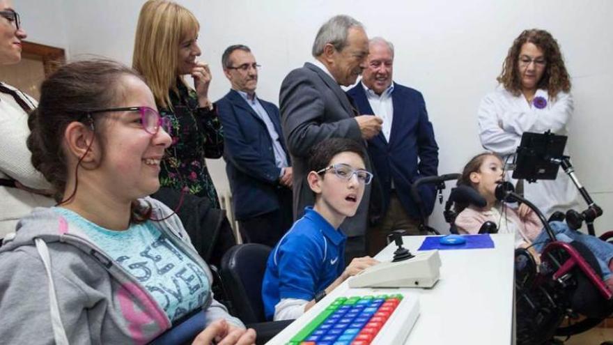 UNA MAÑANA ESPECIAL EN LATORES. El Alcalde visitó durante la mañana de ayer el colegio de educación especial Ángel de la Guarda, que gestiona Aspace en Latores. En primer término, y por la izquierda, los alumnos Isabel Villar, Pelayo Pereira y Carmen Ríos. De pie, y por la izquierda, Henar Fernández, gerente de Aspace; la concejala Marisa Ponga; Alfonso Llaneza, director del colegio Ángel de la Guarda; Wenceslao López; Rafael Pedregal, presidente de Aspace-Asturias, y la logopeda María Jesús Bascarán, ayer, en una de las clases del centro.