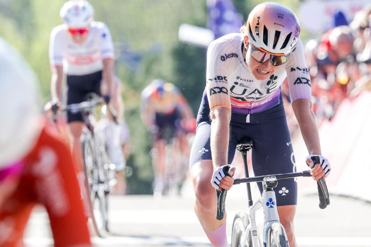 Paula Blasi hace historia en el Angliru y conquista la Vuelta a España