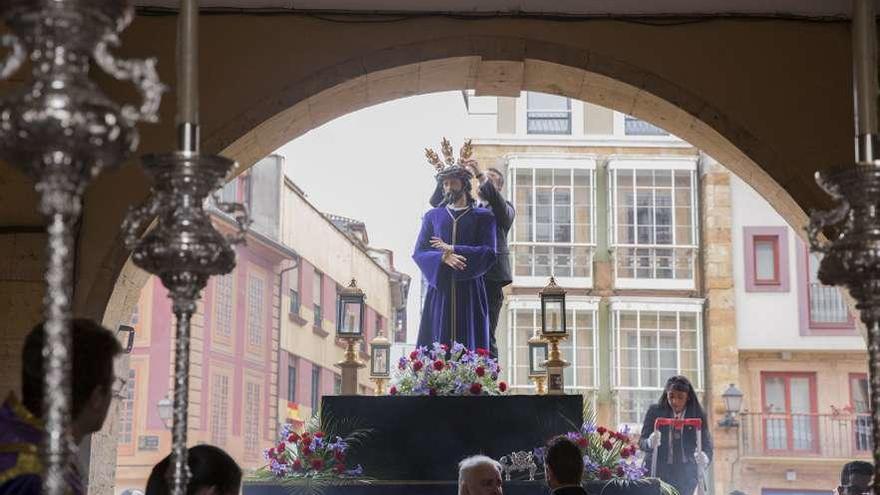La procesión, bajo el arco del Ayuntamiento.