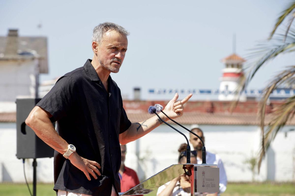 El actual entrenador del PSG, emocionado en un acto repleto de familiares, amigos y seguidores