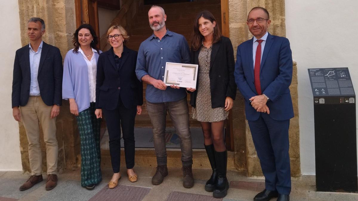 Xavier Aldekoa y Laura Aragó, los periodistas galardonados, sostienen el diploma