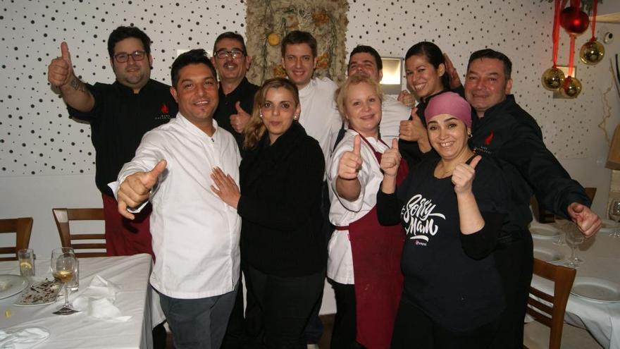 Michel y Natalia, a la izquierda, junto a parte del equipo de Vulcano.