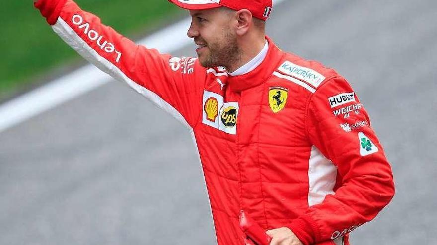 Vettel saluda al público tras la sesión de calificación. // Aly Song