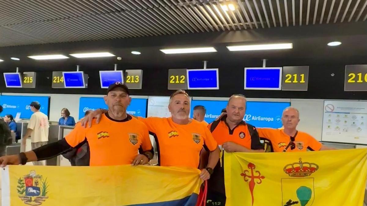 David Pino (segundo izquierda), antes de partir a Venezuela.