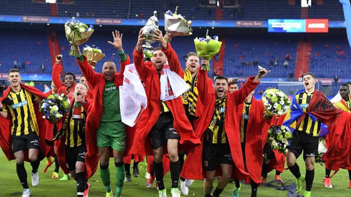 Los jugadores del Vitesse celebran la conquista de la Copa sobre el césped de De Kuip