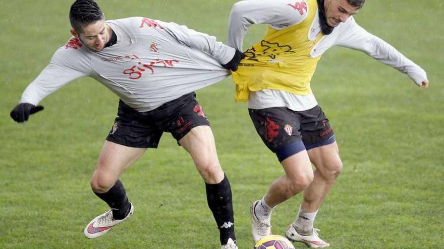 Hugo Fraile y Juan Muñiz disputan un balón durante un entrenamiento.