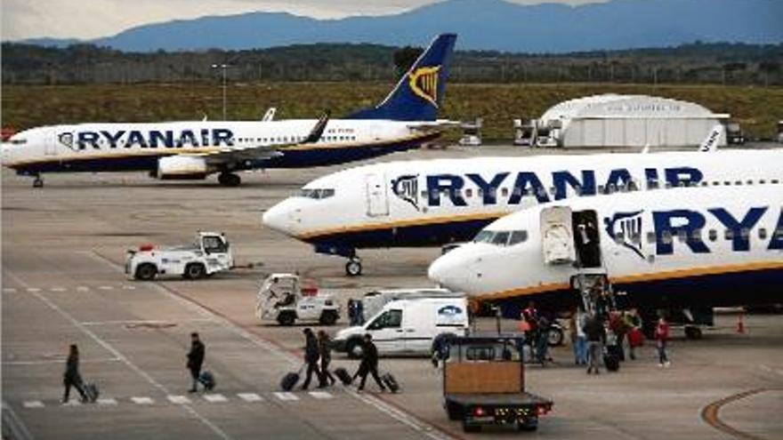 La davallada de passatgers per la reducció de vols de Ryanair preocupa els empresaris.