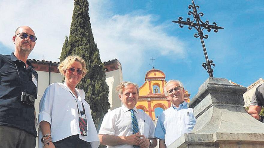 Salvador Fuentes asiste a la colocación de la cruz en la fuente del Bailío.