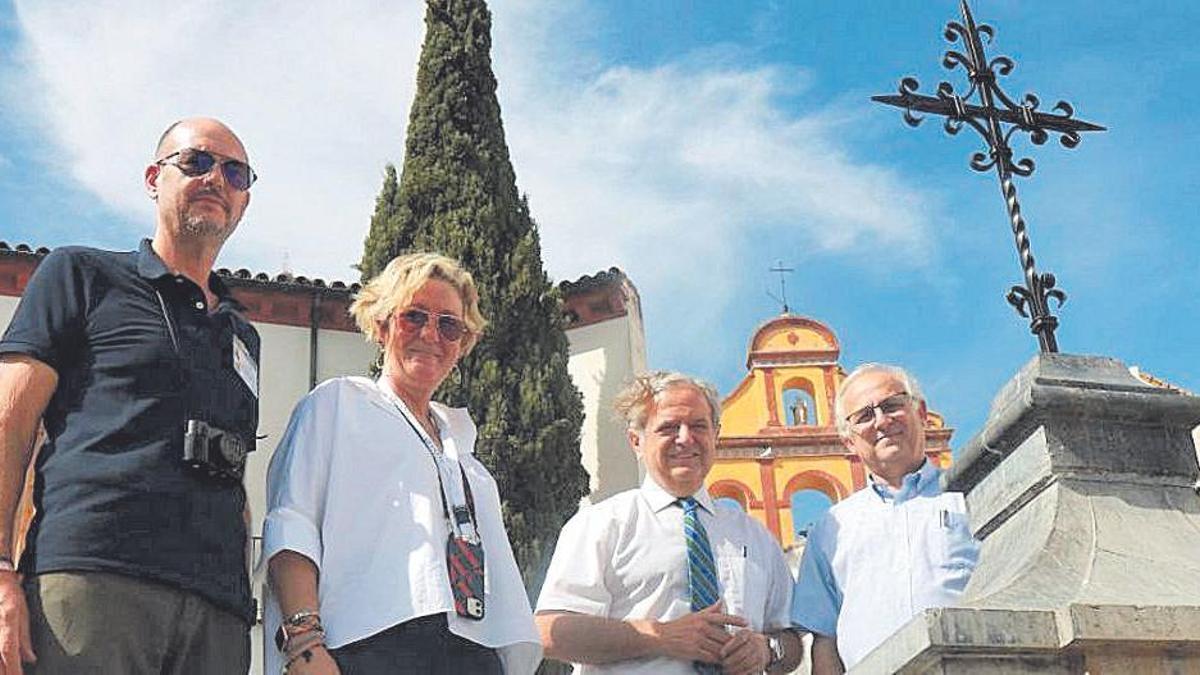 Salvador Fuentes asiste a la colocación de la cruz en la fuente del Bailío.