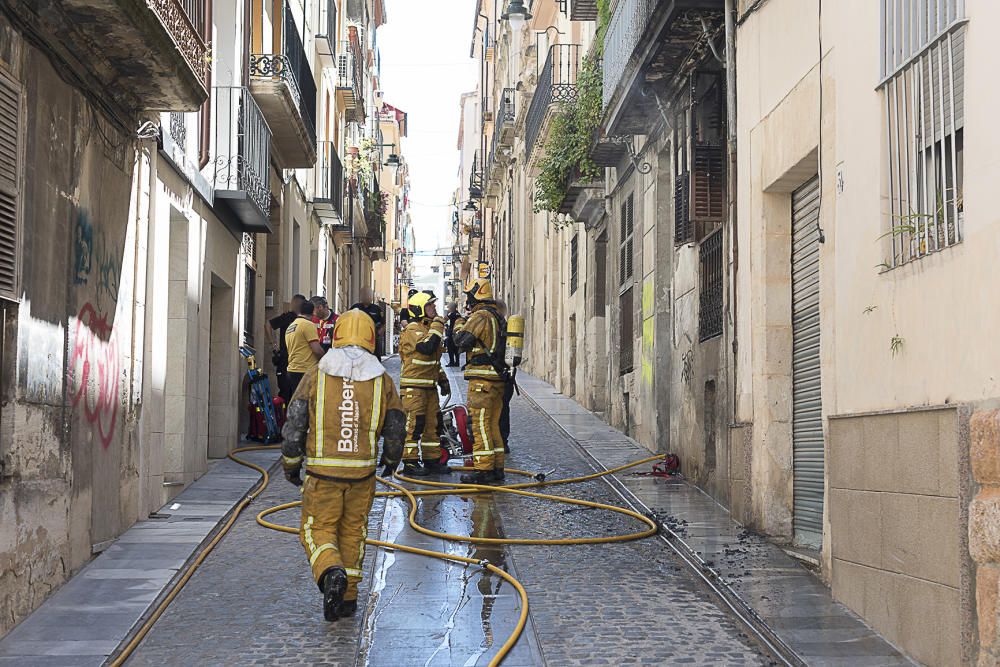 Imágenes del incendio en una vivienda de Alcoy.