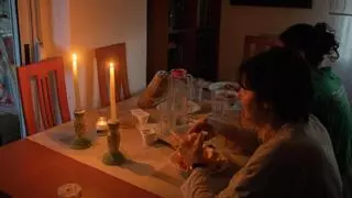 Doce horas de apagón total con pasajeros atrapados, rescates y comercios cerrados en Xàtiva y Ontinyent