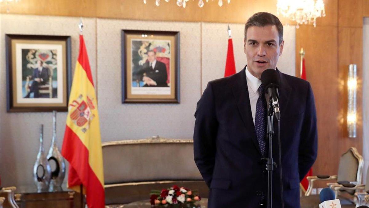 Pedro Sánchez atendiendo a los medios