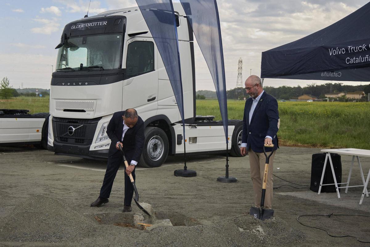 Walter Quintili, gerent de Volvo Truck Center de Catalunya, i Xavier Vinyoles, alcalde de Bescanó, enterrant la càpsula del temps