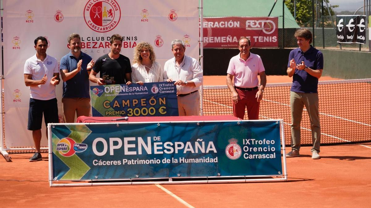 Acto final, con la entrega de trofeos. En el centro, el campeón.