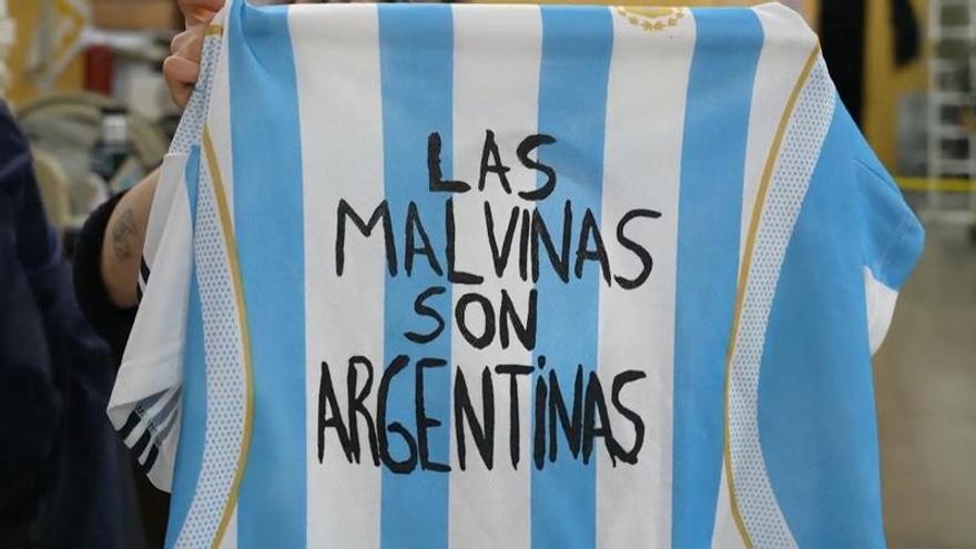 Un taller de Buenos Aires imprime gratis el lema de las Malvinas tras la polémica del Mundial