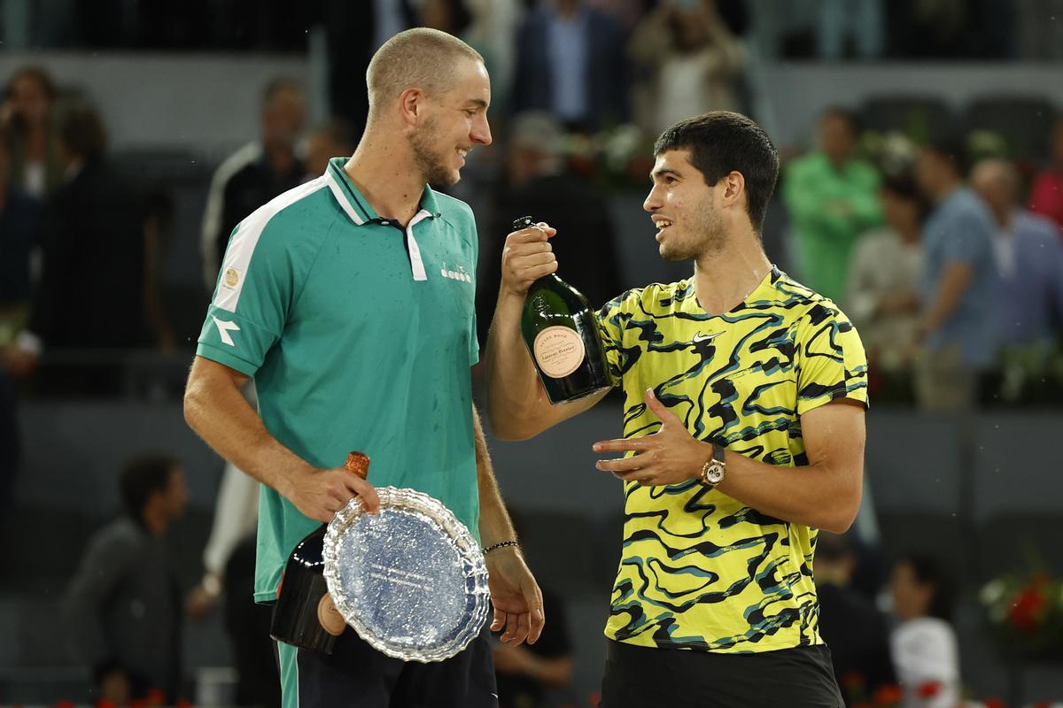 MADRID, 07/05/2023.- Carlos Alcaraz (c) celebra su victoria junto a su rival, el alemán Jan-Lennard Struff en la final del Mutua Madrid Open disputado este domingo en la Caja Mágica, en Madrid. EFE/ Chema Moya