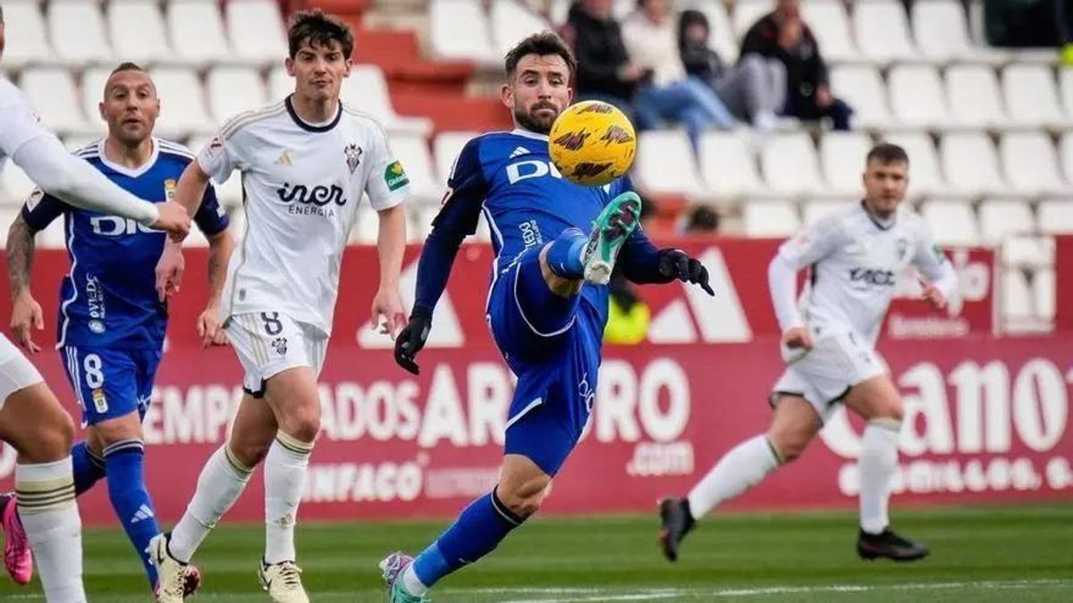 Sebas Moyano, en un encuentro con el Oviedo, esta temporada.
