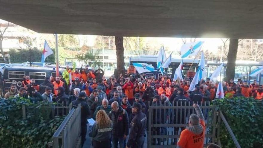 Trabajadores de Alcoa concentrados ante la sede del SEPE en Madrid, donde se celebró la reunión de ayer.