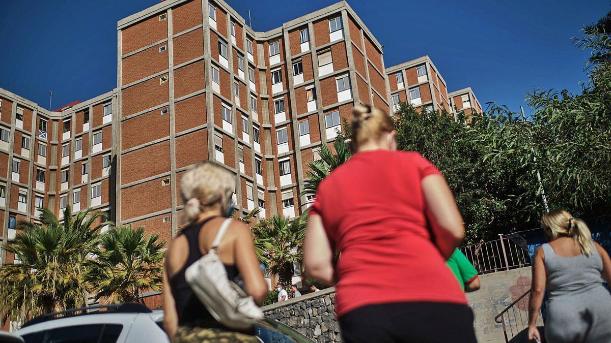 Vecinos en el barrio de Los Gladiolos, en Santa Cruz de Tenerife. | | ANDRÉS GUTIÉRREZ