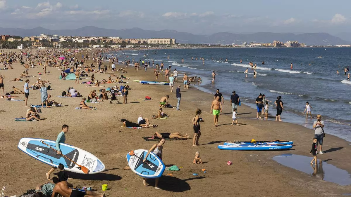 Playas y terrazas a rebosar en Todos los Santos