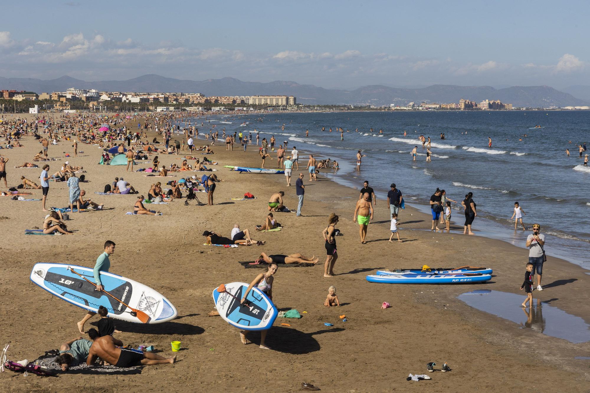 Los valencianos toman la playa el día de Todos los Santos