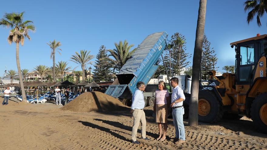 Marbella realiza aportes de arena en horario nocturno para mejorar las playas de San Pedro de Alcántara