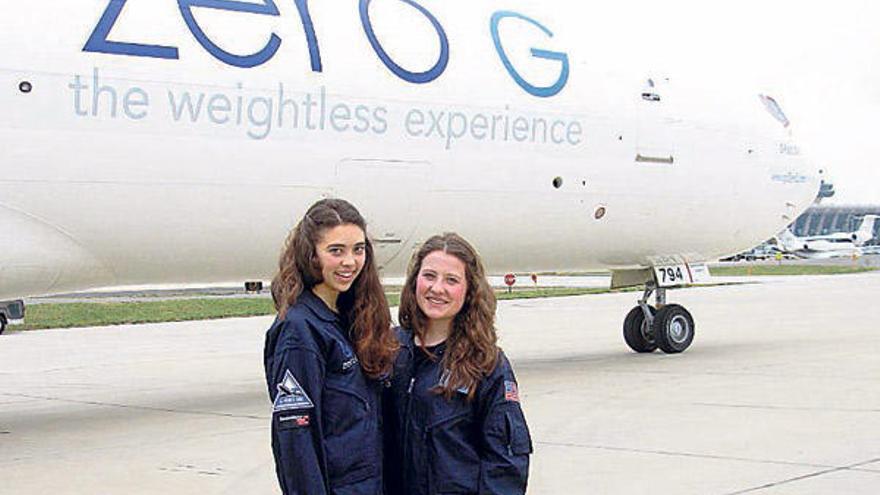 Las gallegas Laura Calvo (izq.) y María Vilas, antes de volar para experimentar la gravedad cero.  // Efe