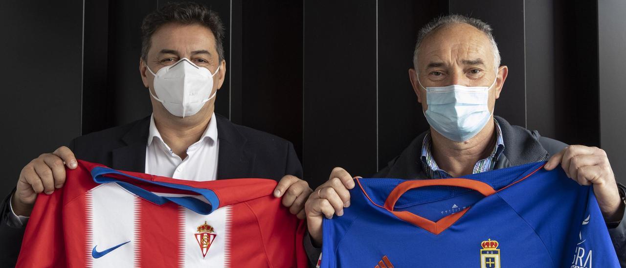 Por la izquierda, Frichu Yustas y José Ángel Muñiz Mangas, historiadores del Sporting y del Real Oviedo, respectivamente