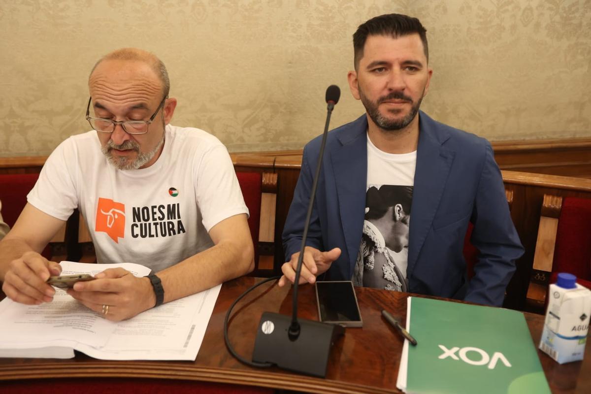 Manolo Copé, de EU, y Óscar Castillo, de Vox, con camisetas de apoyo y contra la tauromaquia.
