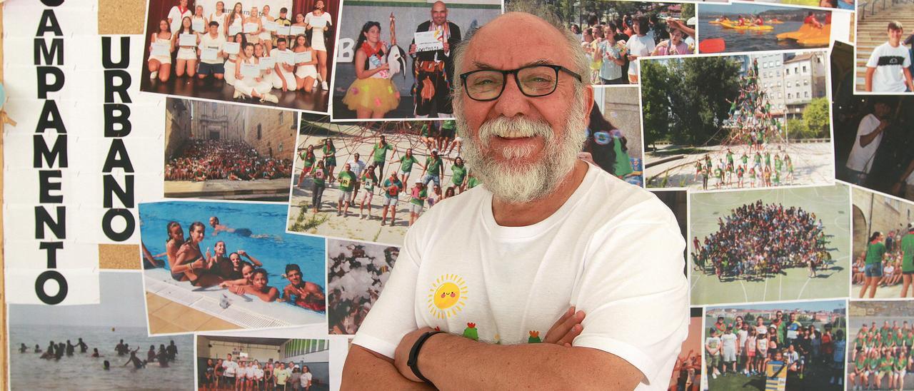 Xulio César Iglesias, junto a un cartel con imágenes del campamento urbano.