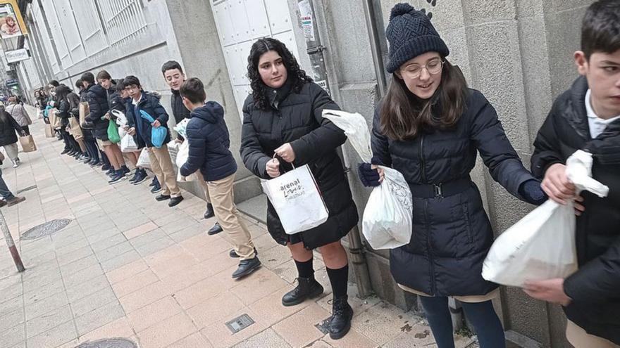 Una cadena humana para donar alimentos al comedor de Cáritas de Ourense