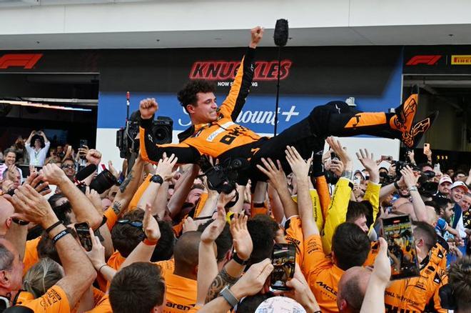 Lando Norris, manteado por el equipo McLaren en Miami.