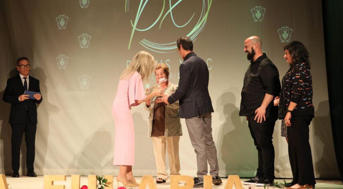 Carmen Ferrer entrega el Premi Xarc a la familia de Can Tití. | 