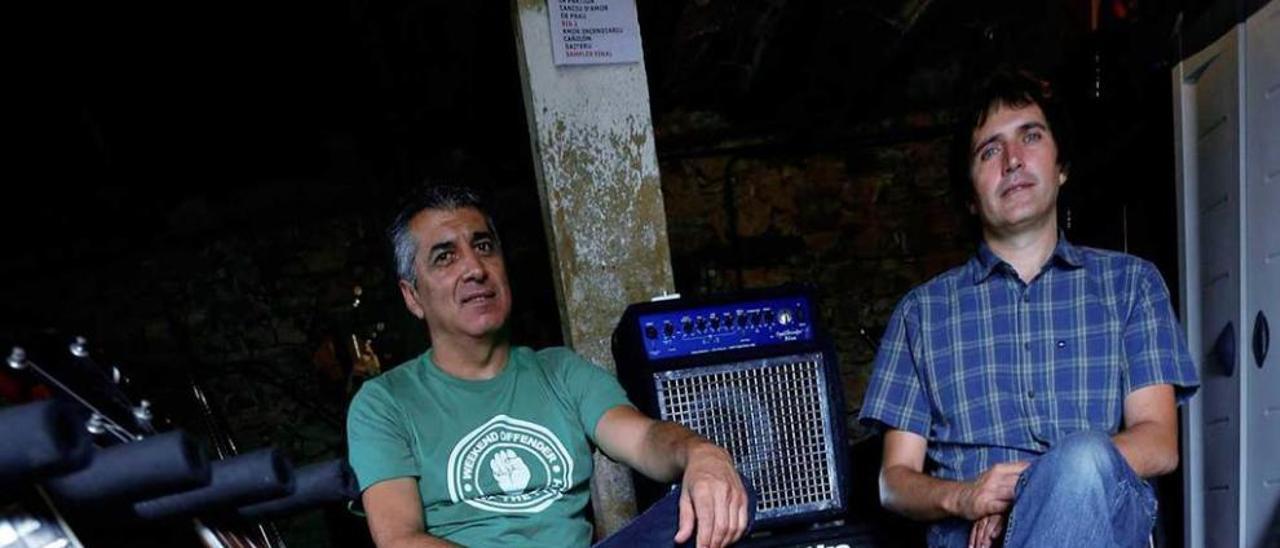 Xune Elipe y José Primitivo Abella, &quot;Primi&quot;, en su local de ensayo.