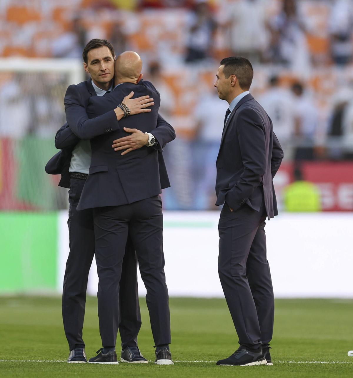 El equipo arbitral, en el paseo previo al partido por el estadio de La Cartuja