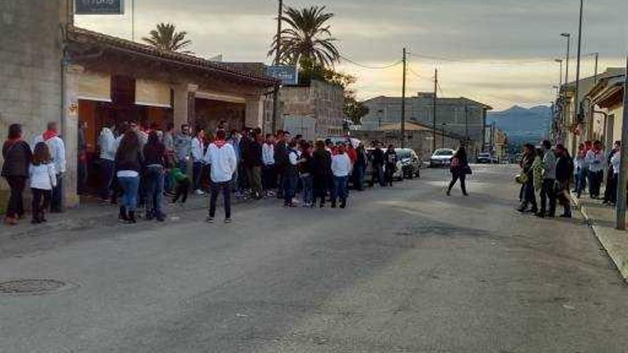 Los jóvenes comenzaron a concentrarse a las cuatro de la tarde ante un conocido local.