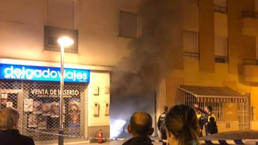 Desalojadas 30 personas por un incendio en una cochera de Lucena