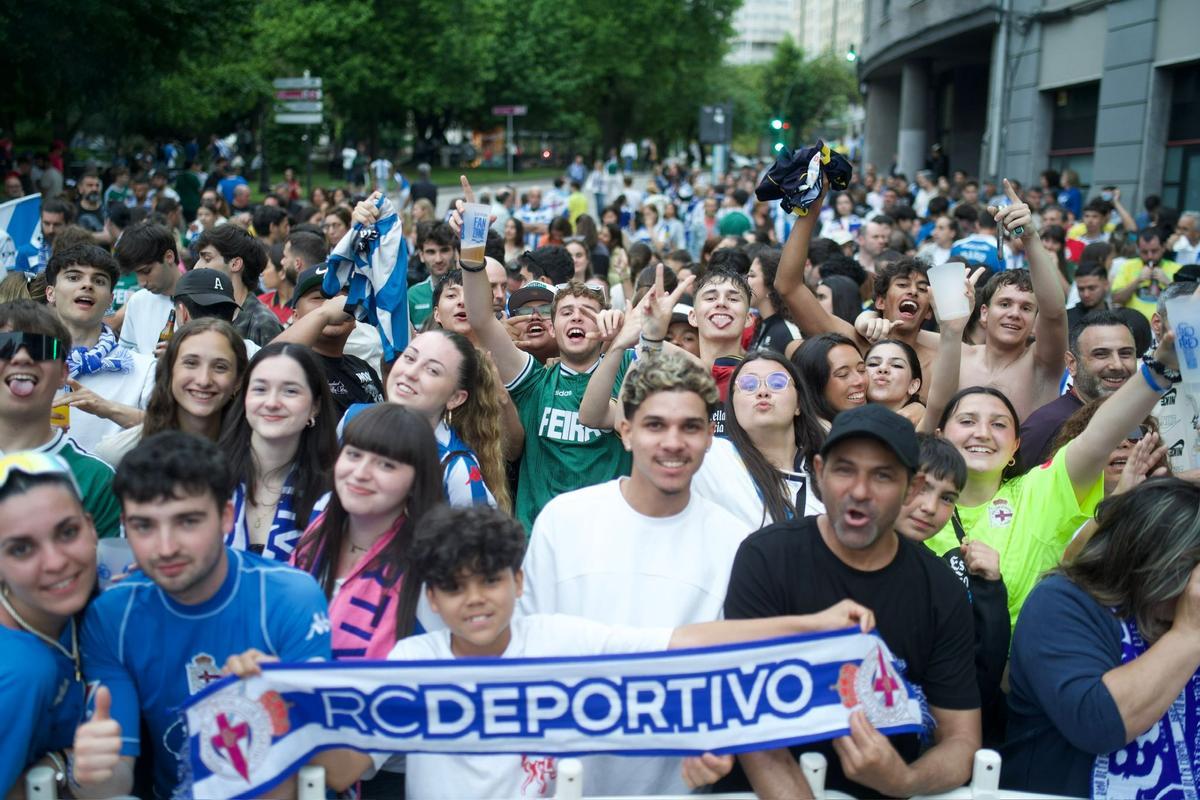 Fiesta del ascenso: la llegada de los jugadores a Cuatro Caminos